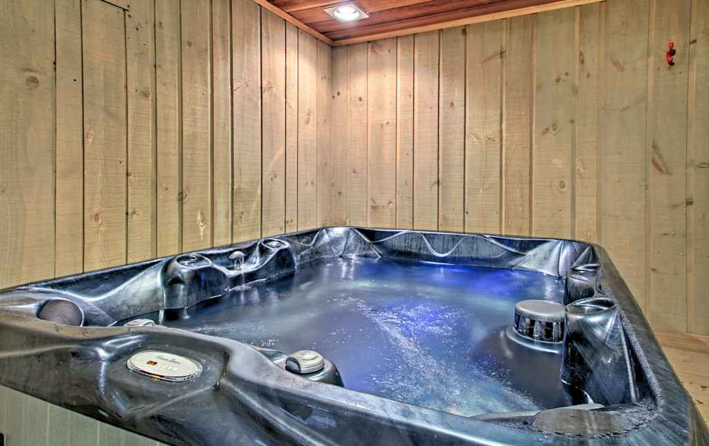 All Season North Conway Condo W Private Hot Tub