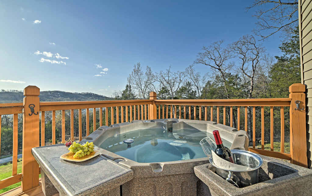 Luxe Family Home W Hot Tub On Table Rock Lake