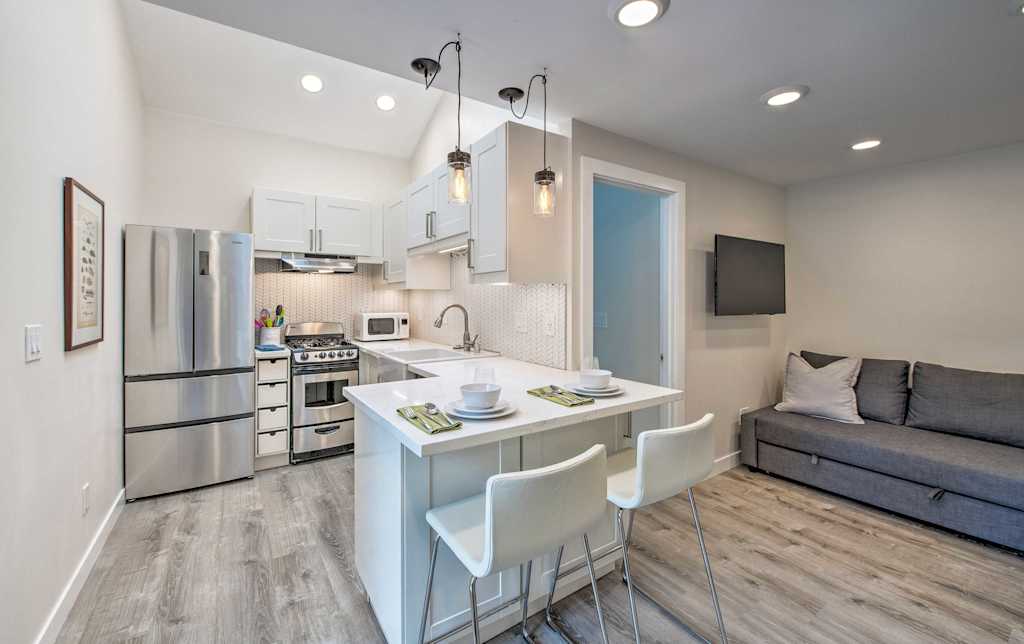 New Cozy Modern Home 8 Miles To Downtown Seattle