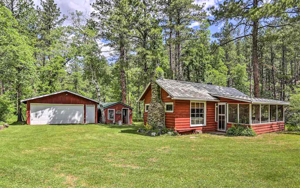 Historic Grizzly Gulch Cabin Near Mt Rushmore