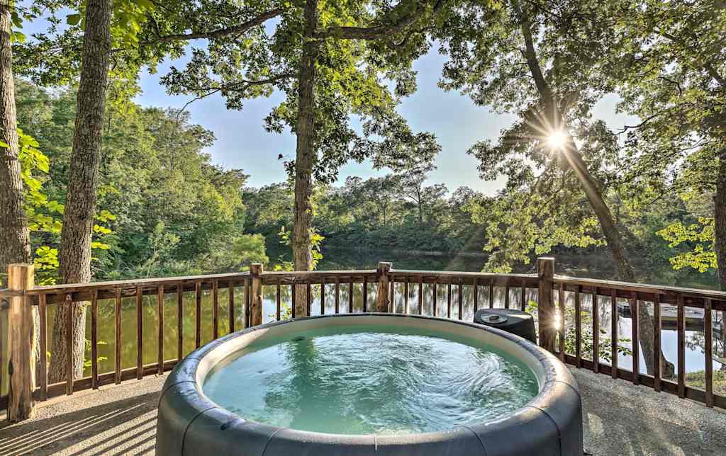 Cabin W 30 Acres Dock Private Lake Near Ozarks