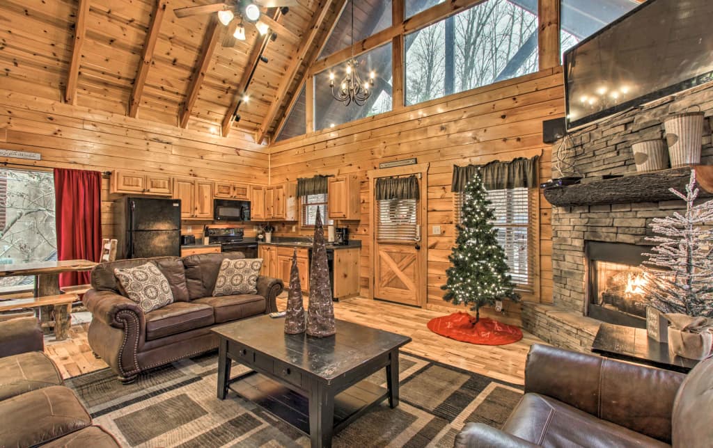 New Sevierville Cabin W Hot Tub Pool Table