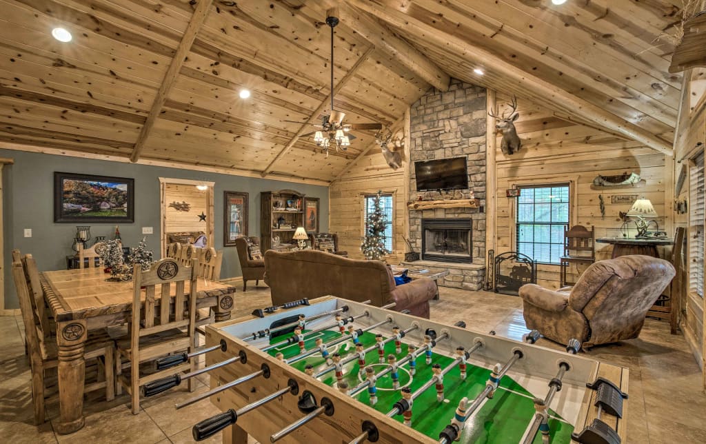 Lavish Cabin W Hot Tub Deck Near Broken Bow Lake