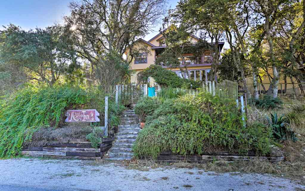 Artsy Apartment W Patio Walk To Canyon Lake