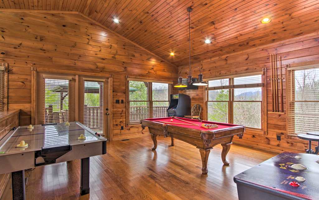 Gatlinburg Cabin W Game Room Hot Tub Deck