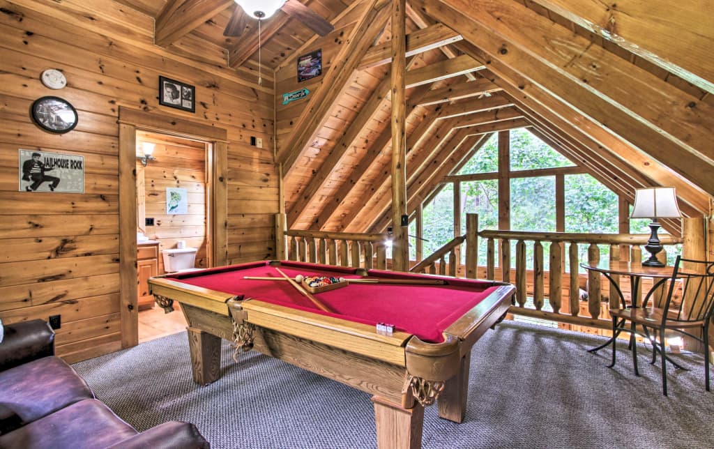 Romantic Pigeon Forge Log Cabin W Hot Tub