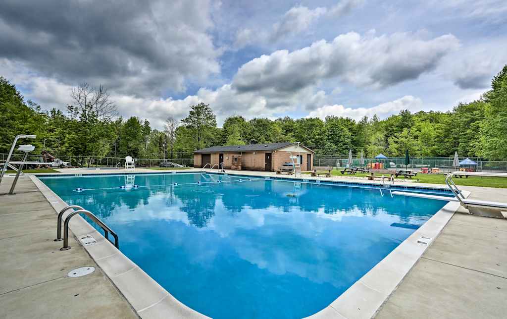 Cozy Pocono Lake Cabin W Beach Pool Access
