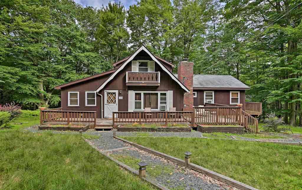 Cozy Pocono Lake Cabin W Beach Pool Access