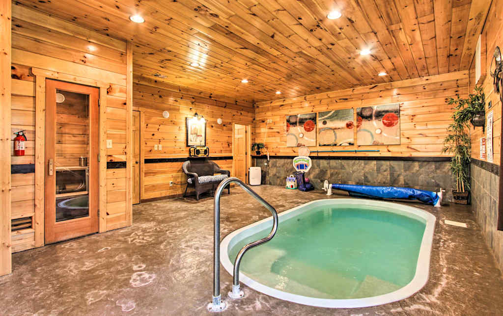 New Central Sevierville Cabin W Pool Hot Tub