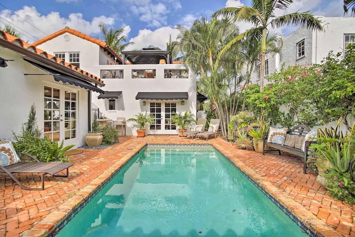 Upscale West Palm Beach Condo w/Pool, Near Beach!