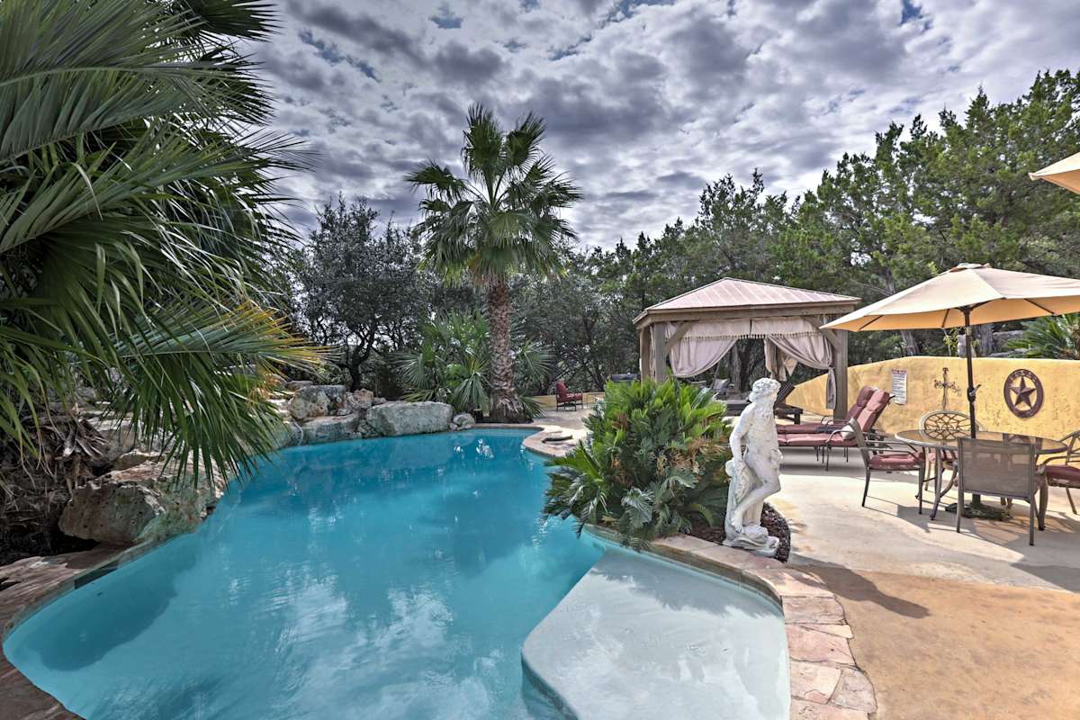 Luxury Helotes Home Shared Hot Tub, Cabana & Pool