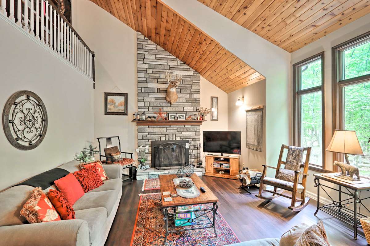 Relaxing Eagle Rock Resort Home 1 Block to Lake! Hazleton, PA Evolve