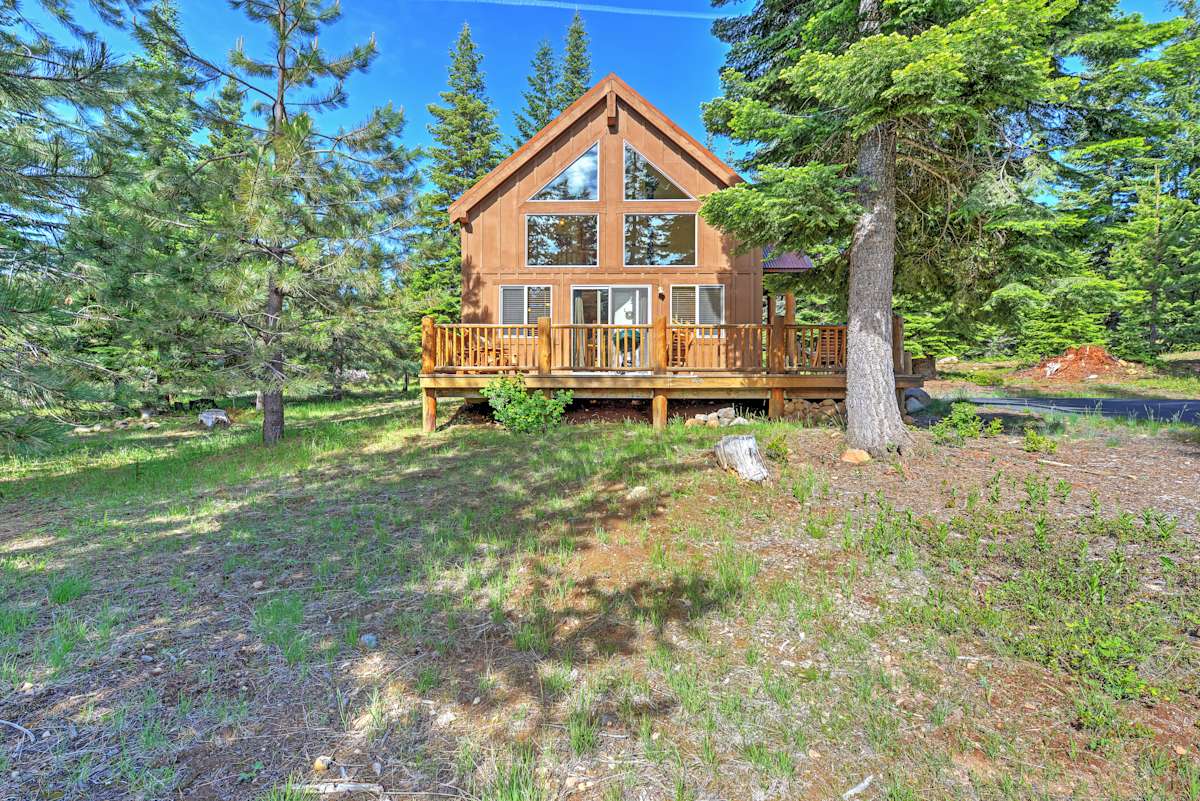 Bright Klamath Falls Cabin w/ Deck & Mtn Views! Evolve