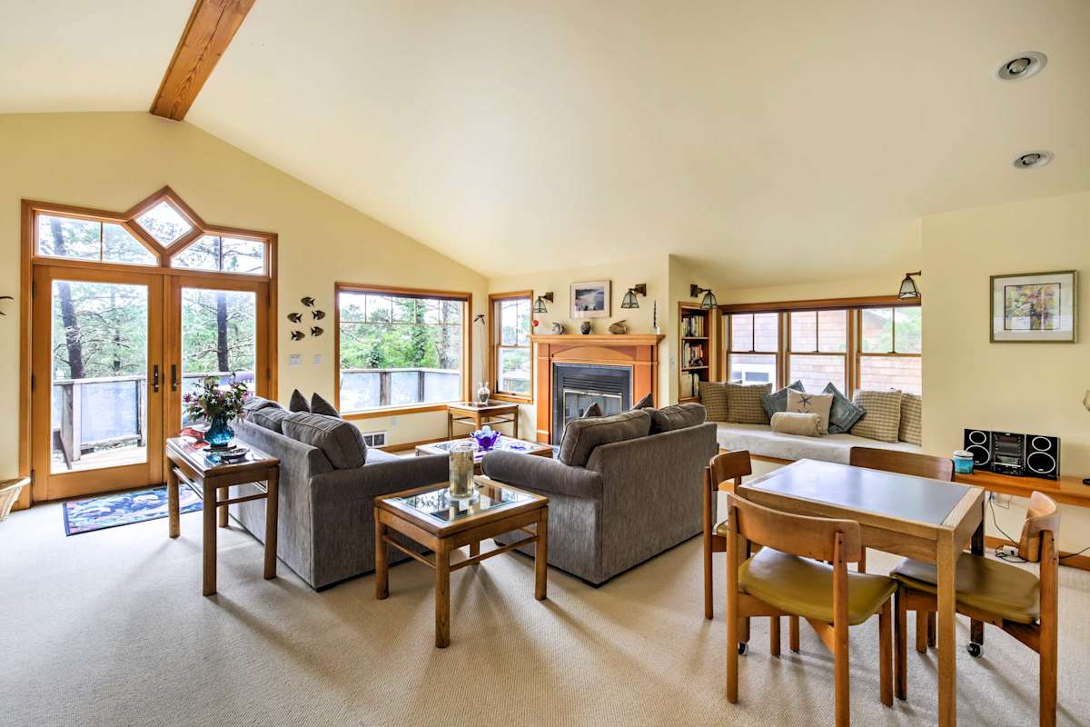 Large Manzanita House w/ 3 Balconies & Ocean Views Evolve