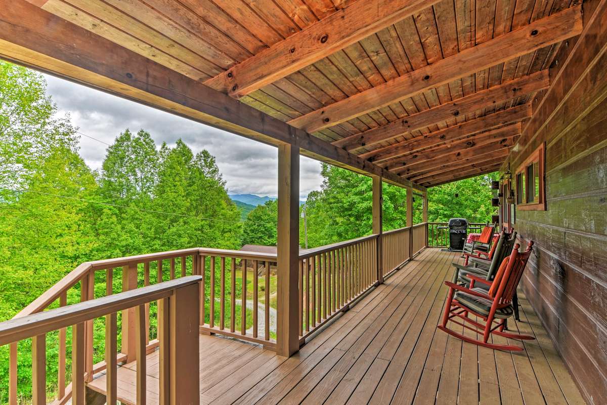 Bryson City Cabin w/ Hot Tub, Views & Pool Table! Evolve