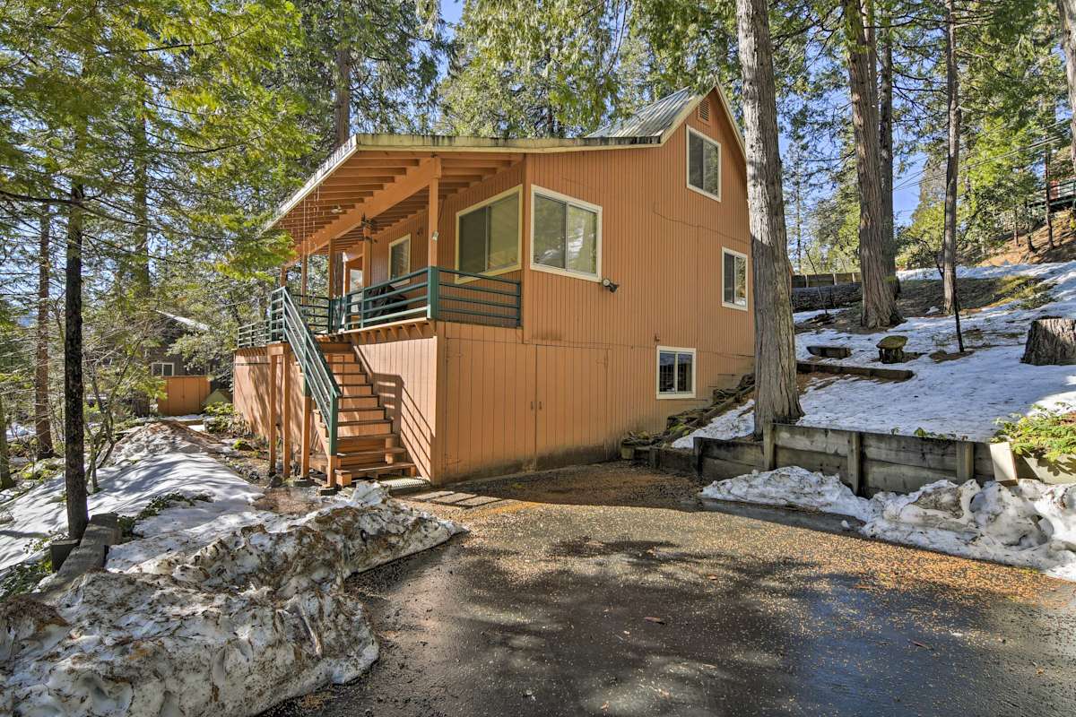 Cozy MiWuk Village Cabin w/Porch Near Stanislaus! Evolve