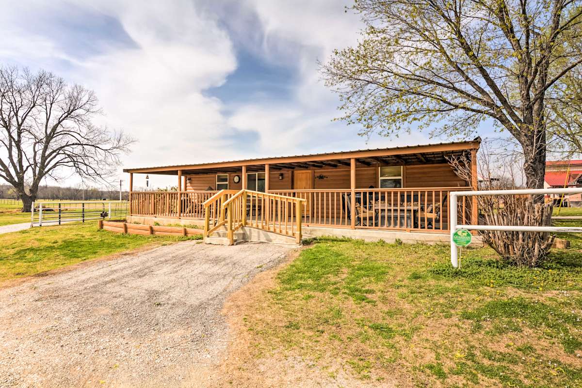 Bartlesville Cabin w/Pool, Hot Tub & Trampoline! Evolve