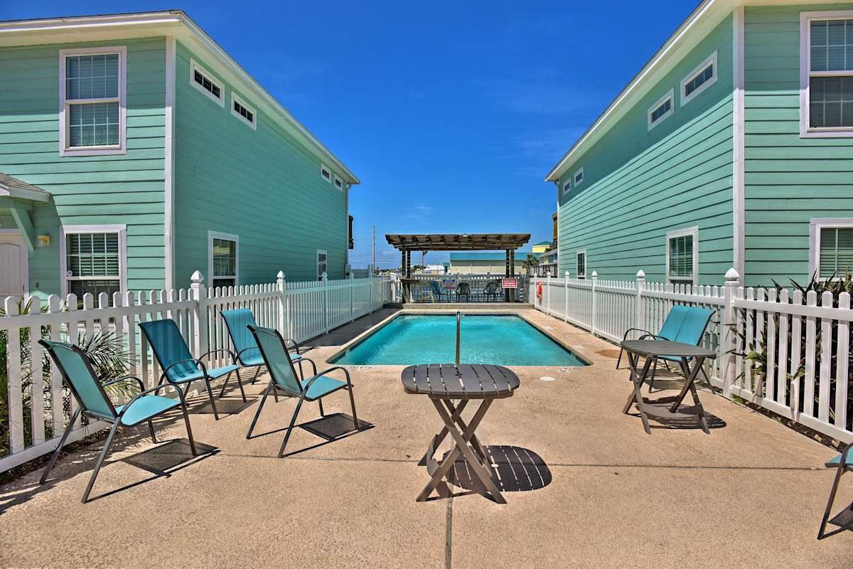 Large GolfView Port Aransas Condo Walk to Beach Evolve