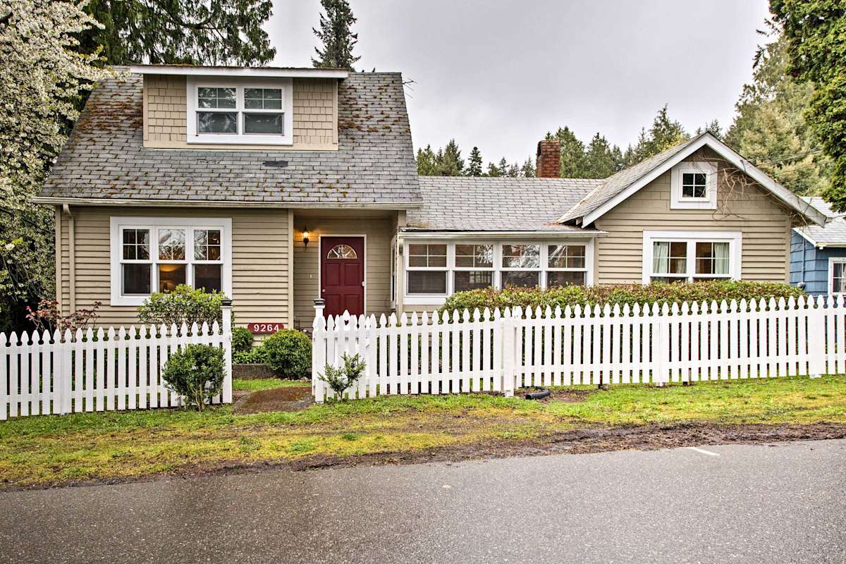 Central Indianola Home Steps to Town & Dock! Evolve