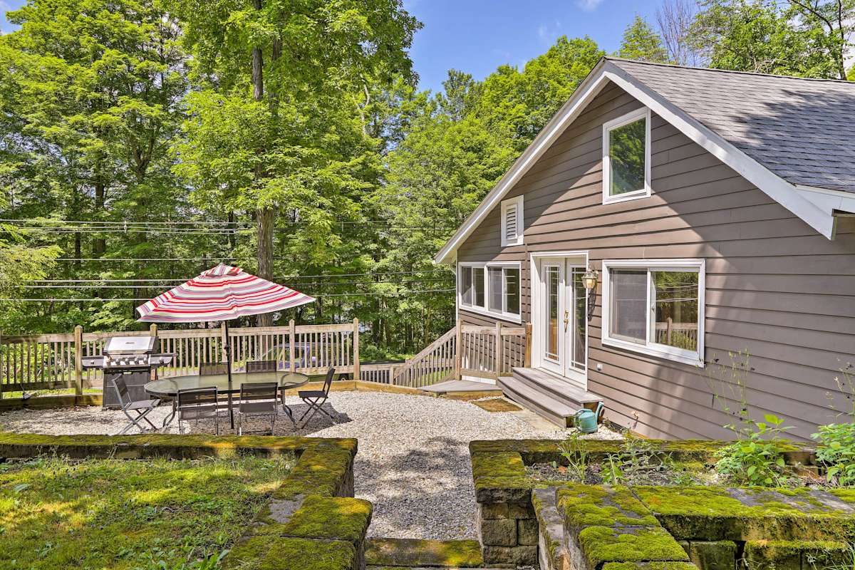Berkshires Cabin Rental Walk to Stockbridge Bowl Evolve
