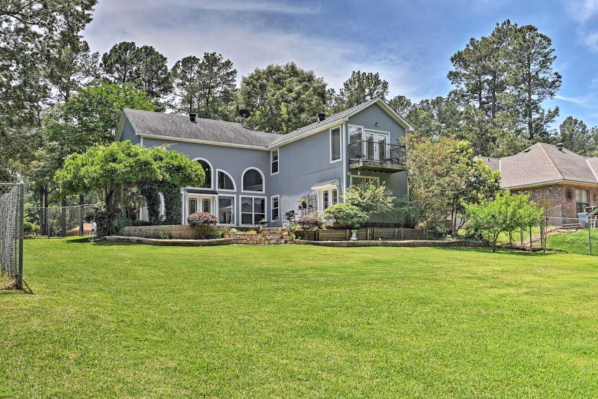 Cozy Lakefront Benton Home 20 Mi to Shreveport! Evolve