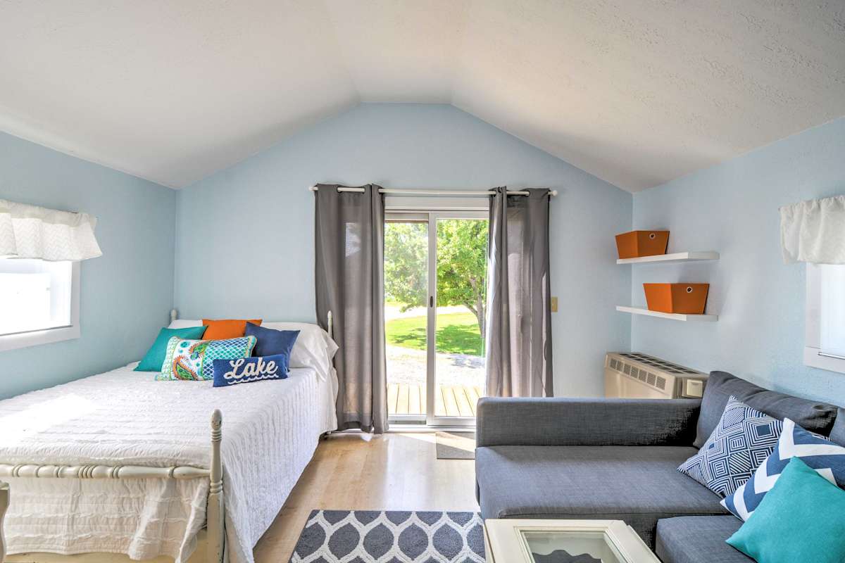 Adorable Tiny Cottage 6 w/ Dock on Crooked Lake Alanson, MI Evolve