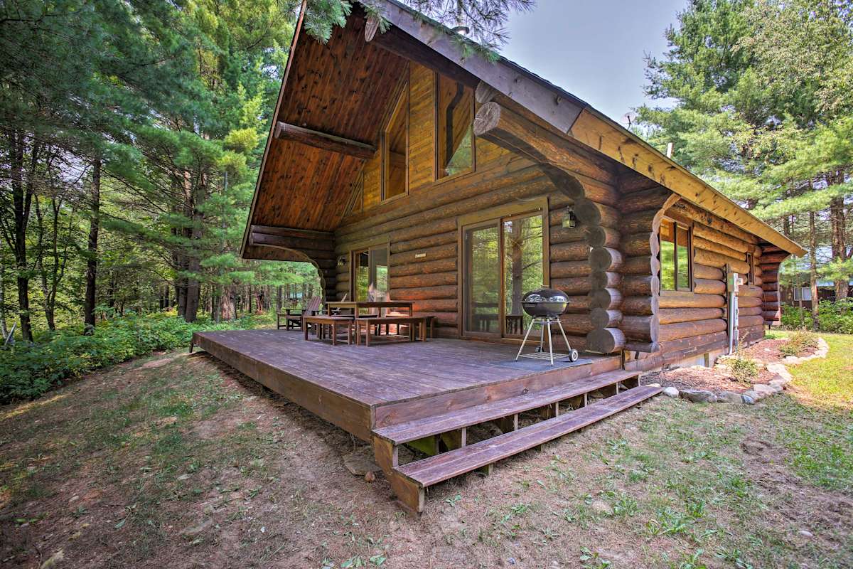Evolve Secluded Log Cabin in NW Michigan w/ Deck Evolve