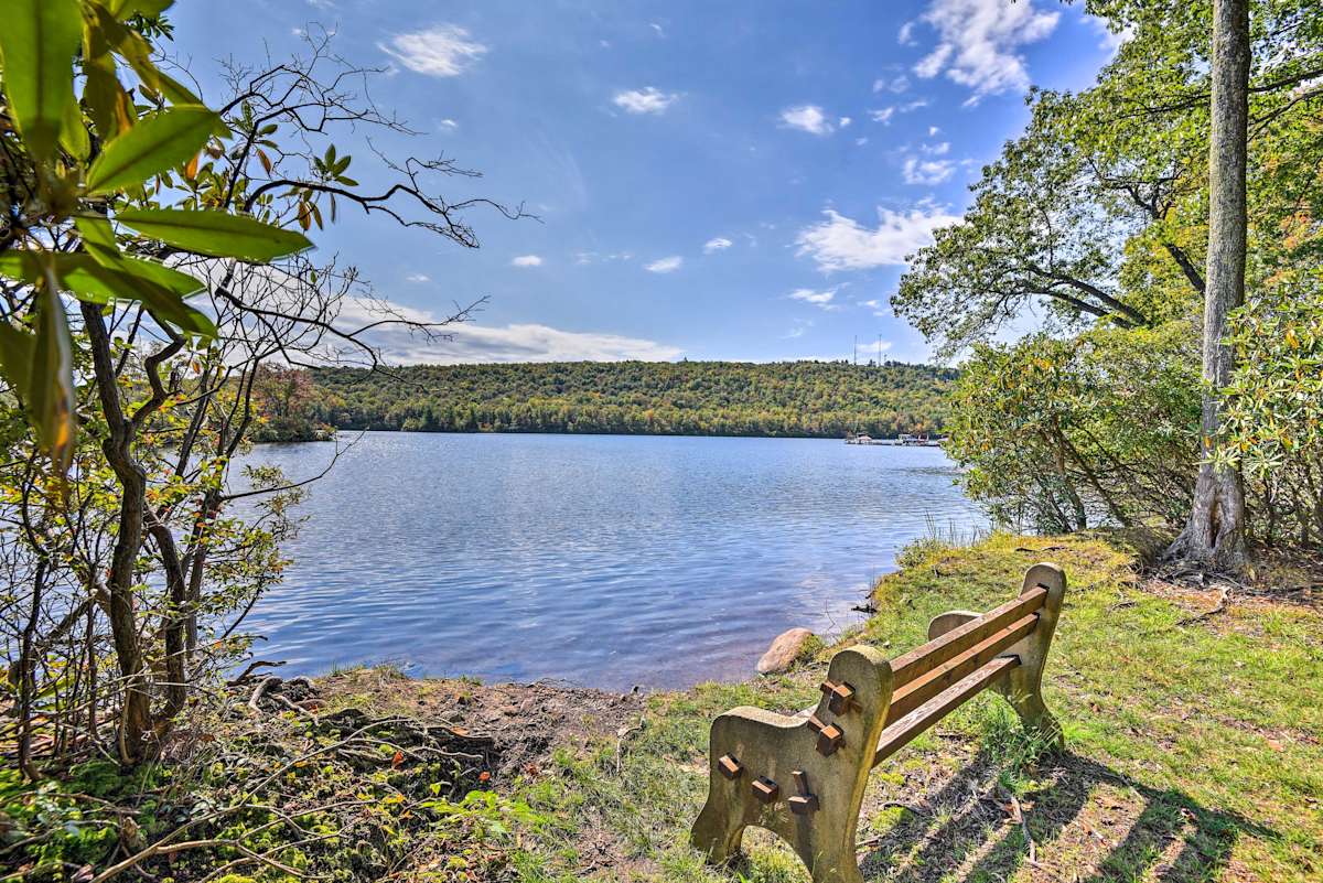 Lakefront Condo w/Pool Access1min to Big Boulder! Lake Harmony, PA