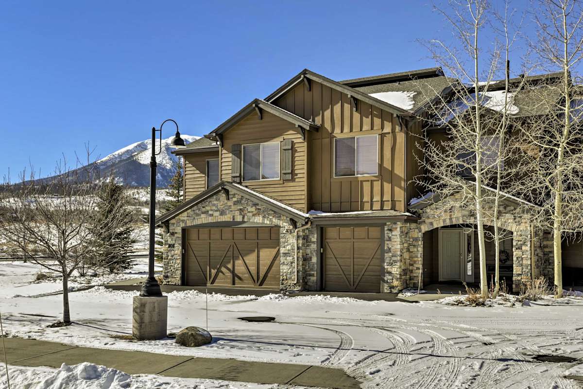 Silverthorne Townhome w/ Hot Tub & Mountain Views! Evolve
