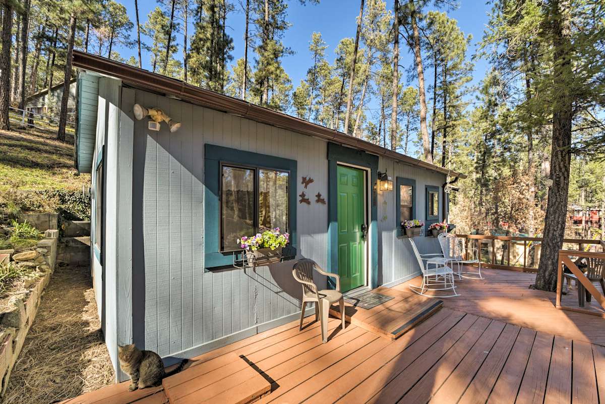 Cozy Ruidoso Cabin w/ Decks 1 Mile to Downtown! Evolve