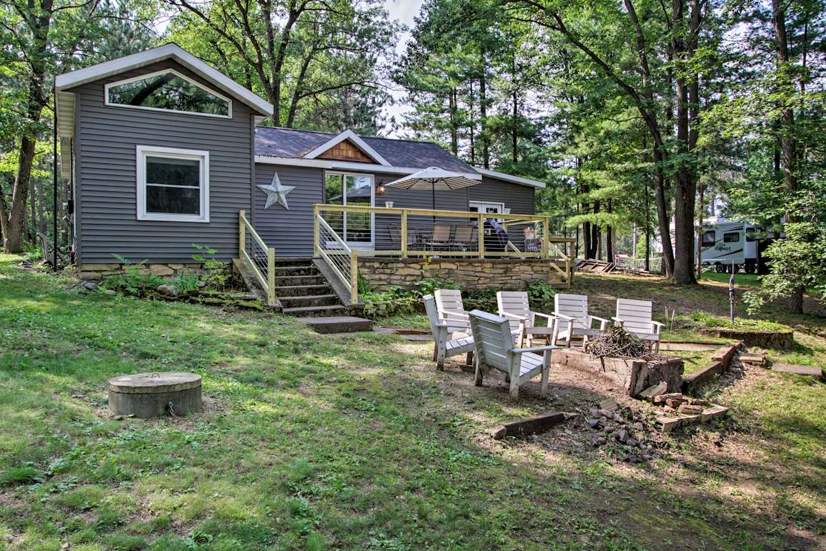 Lakefront Cottage Fishing & Snowmobiling Evolve