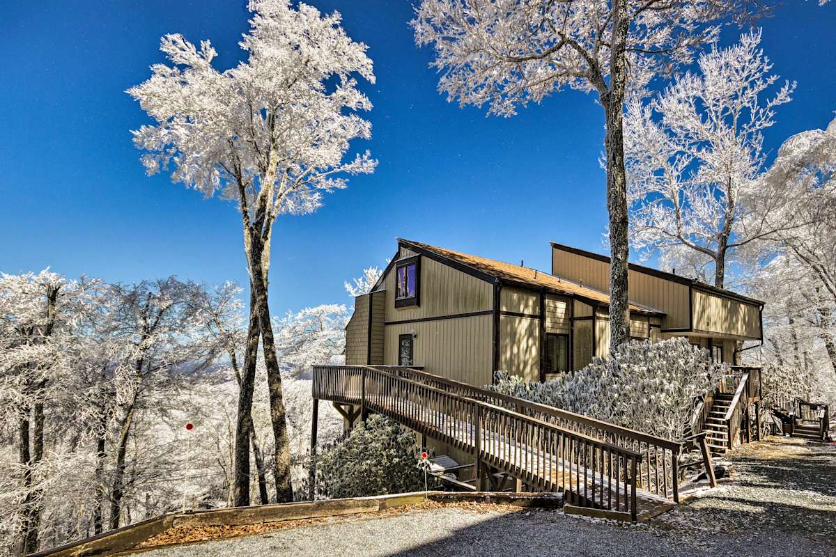 Beautiful Beech Mountain Condo w/ Private Balcony! Evolve