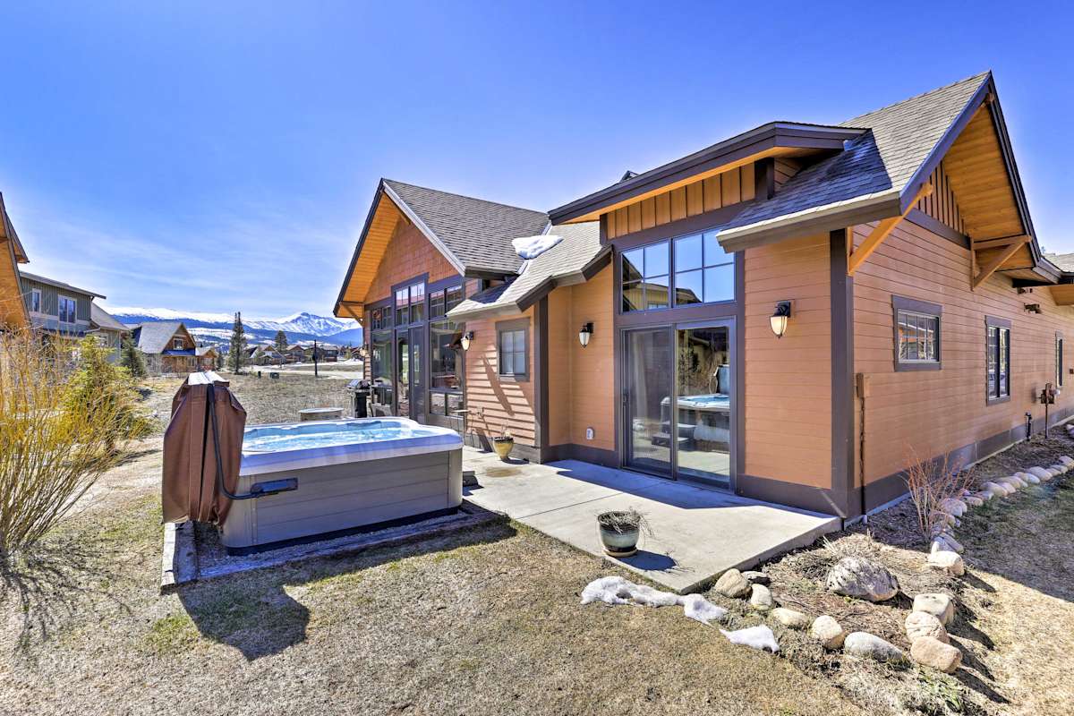 MtnView Fraser Home w/ Hot Tub Near Skiing! Evolve