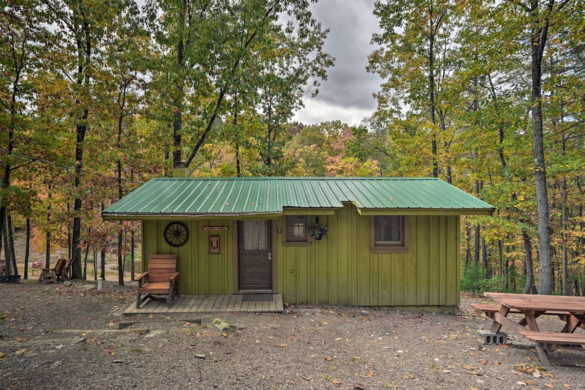 'Wyatt Earp Cabin' w/ Deck, 1 Mi to Raystown Lake! Huntingdon, PA