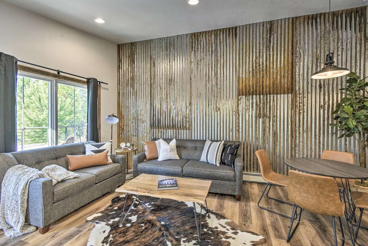 Elkhart Lake Townhome, Mins to Road America! Evolve