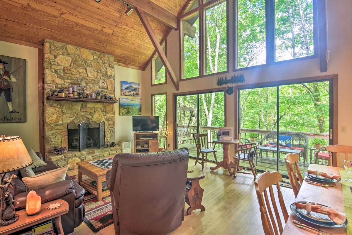 Linville Land Harbor Cabin w/ Deck & Views! Newland, NC Evolve