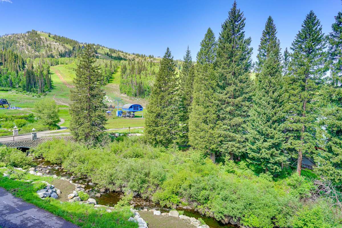 Ski-In/Ski-Out Solitude Condo w/ Rooftop Hot Tub!