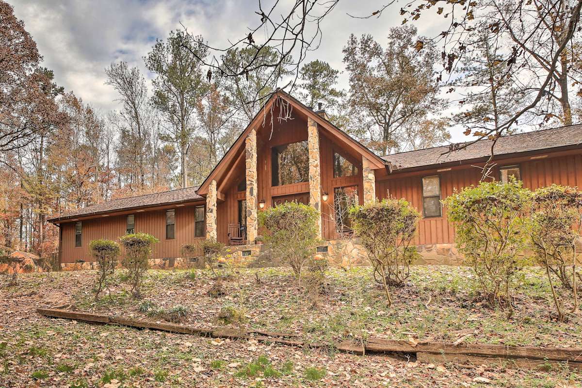 Luxe Spacious Stone Mountain Retreat w/ Sauna! Evolve