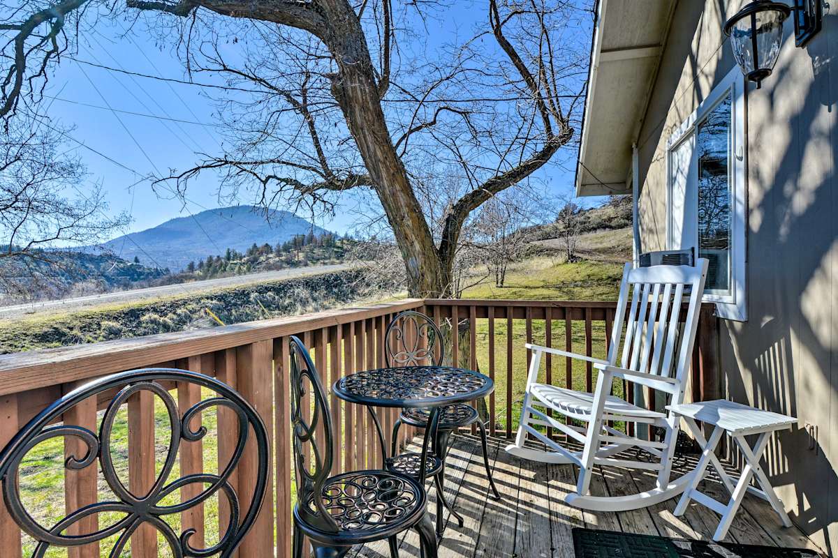 Cottage with Fire Pit + Deck on The Klamath River! Hornbrook, CA Evolve