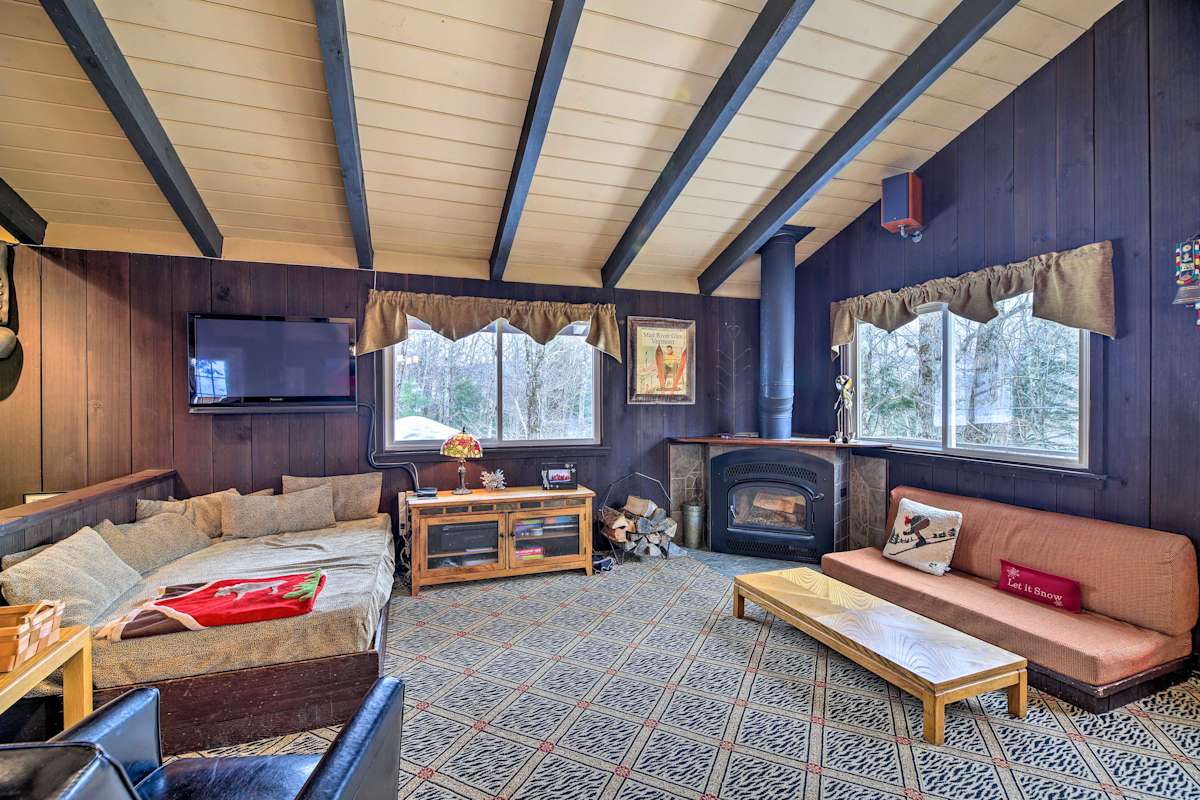 Lovely AllSeason Mountain Retreat, 4 Mi to Skiing Waitsfield, VT