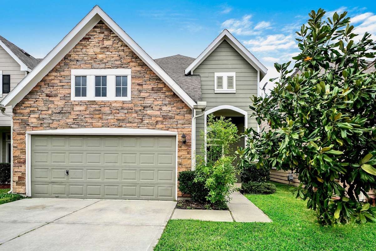 spacious-stay-at-a-houston-getaway-w-fireplace-evolve