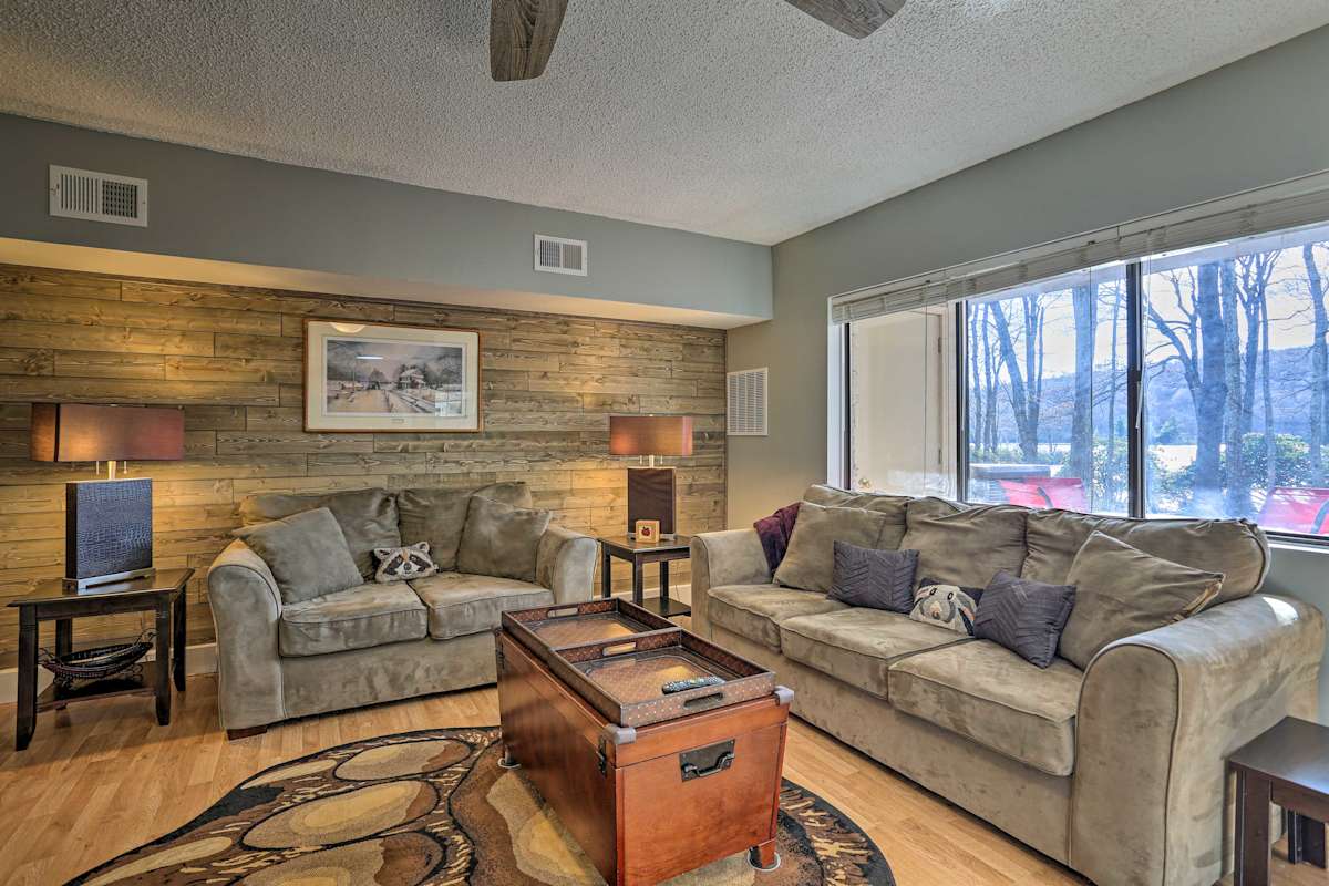 Condo on Big Boulder Lake w/ Community Pool Access Lake Harmony, PA