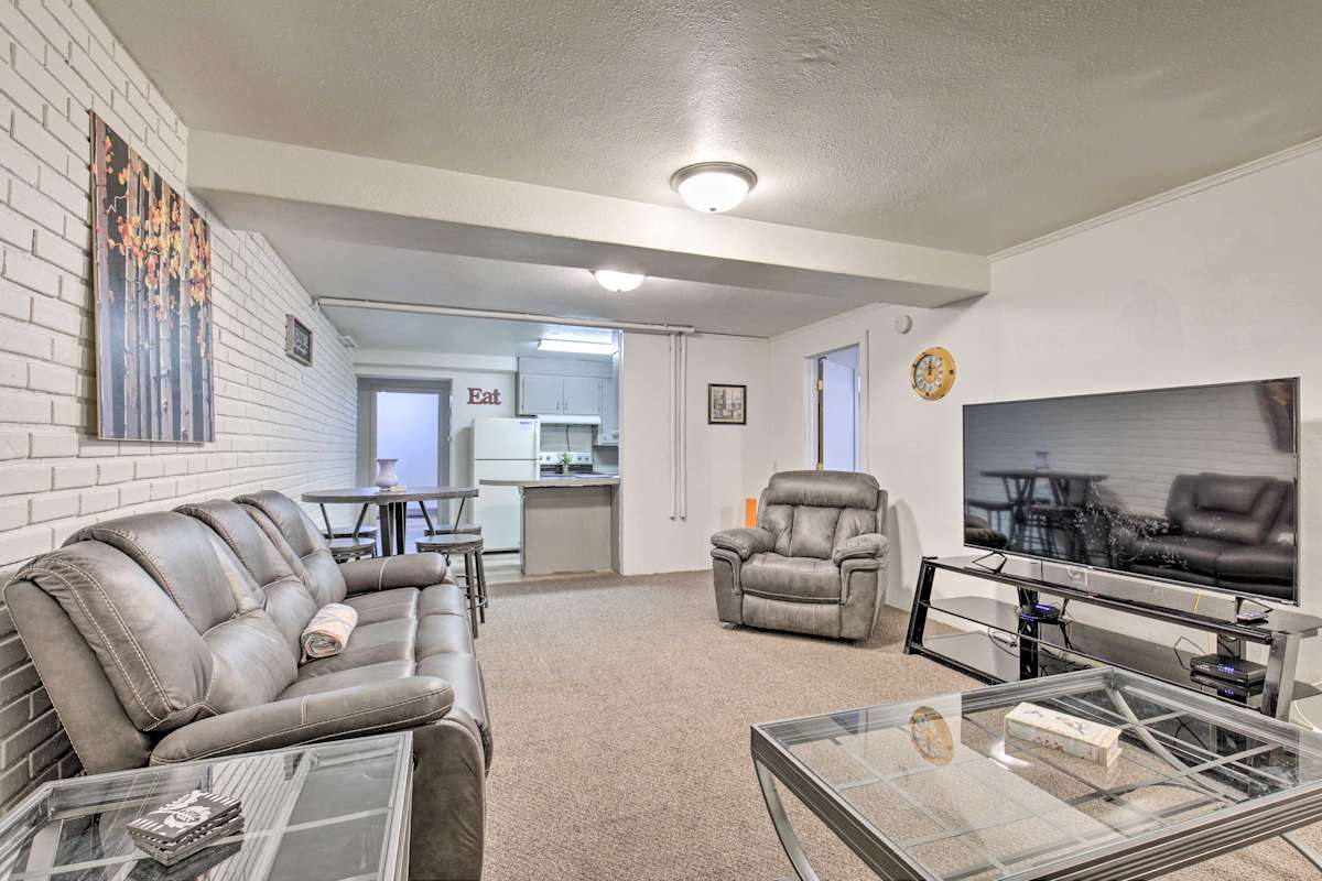 Convenient Tomahawk Apt Snowmobile & Ski! Evolve