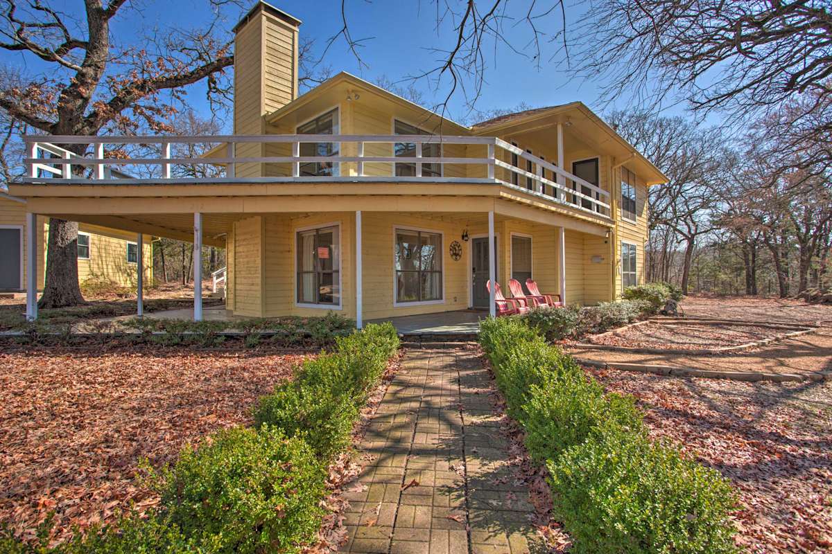 Spacious Texas Getaway 1/2 Mi to Lake Texoma! Pottsboro, TX Evolve