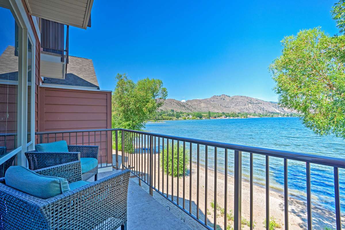 Lakefront Resort Townhome with Gas Grill & Kayaks! Oroville, WA Evolve