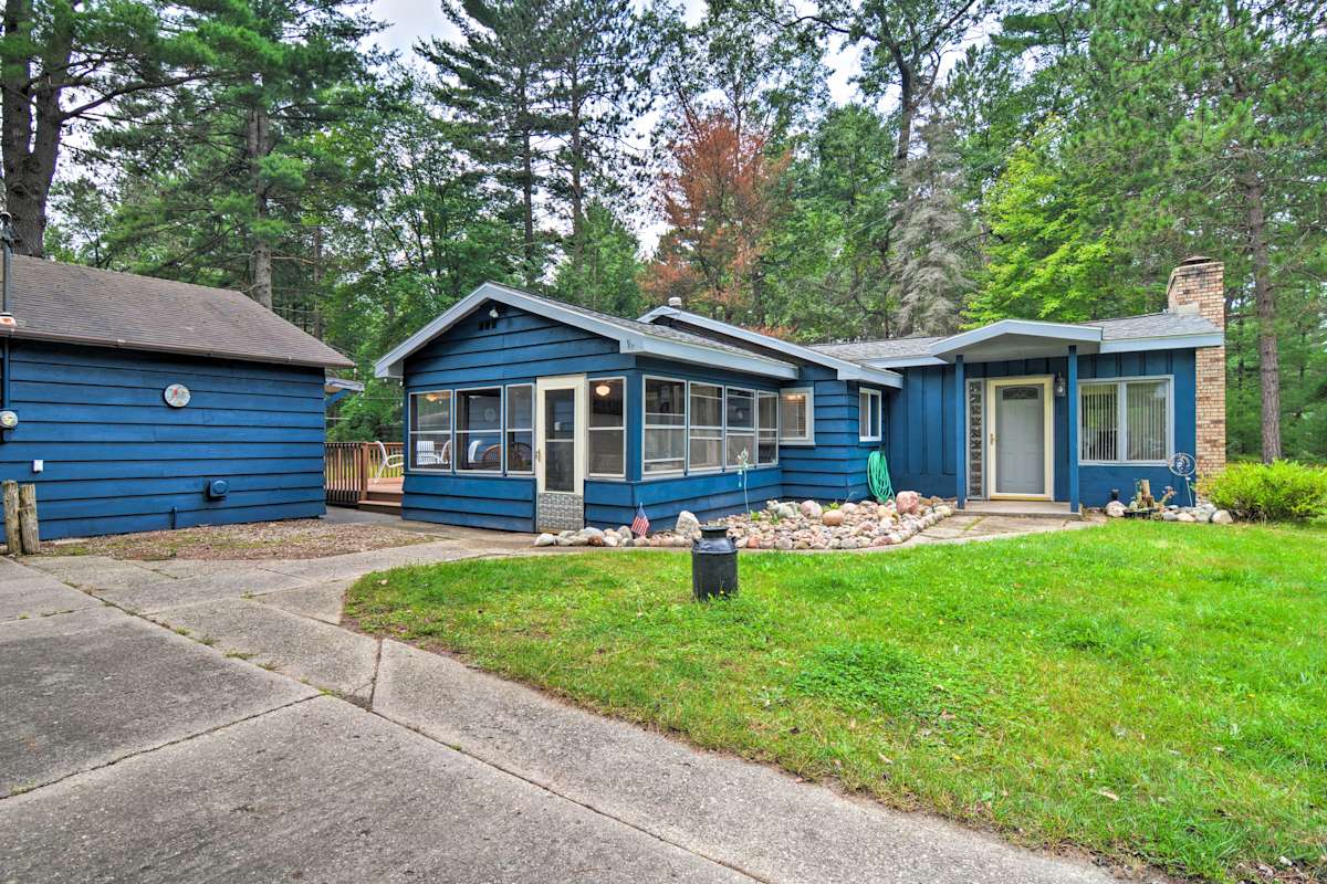 Cabin w/ Fire Pit Walk to Higgins Lake! Evolve