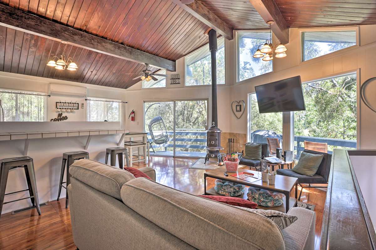 Lake Gregory Getaway Cabin with Deck + Grill! Crestline, CA Evolve