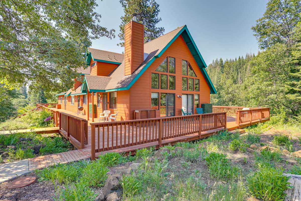 McCloud Cabin w/ 3.5 Miles of Private Hiking! Evolve