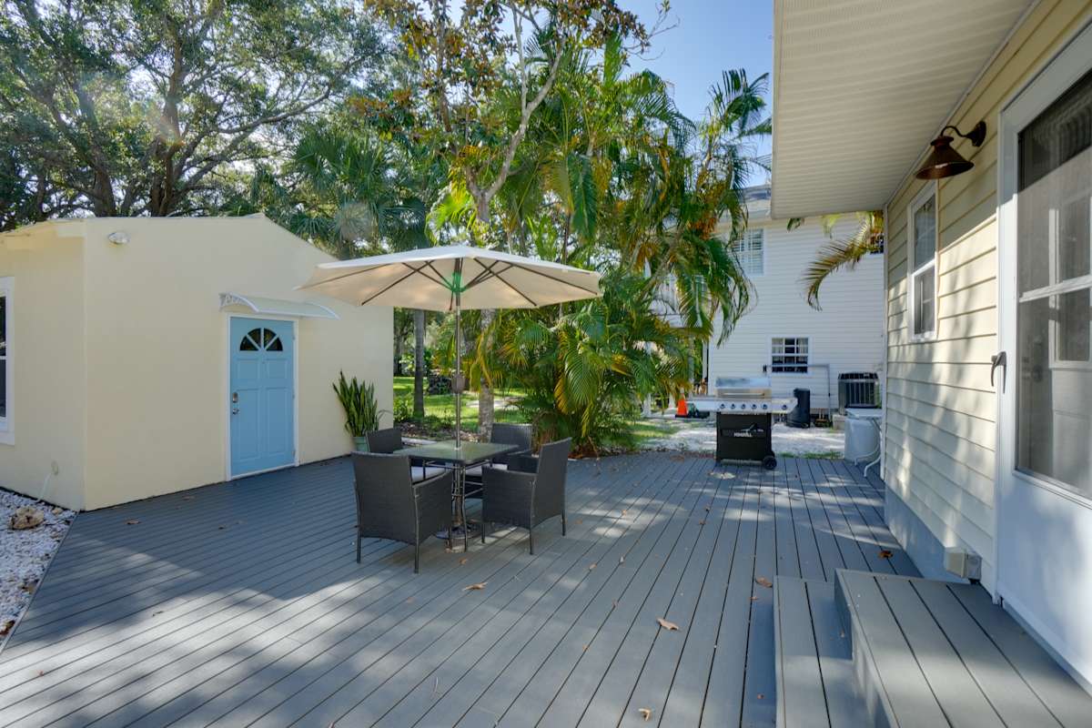 Ozona Studio w/ Shared Deck Steps to Gulf! Palm Harbor, FL Evolve