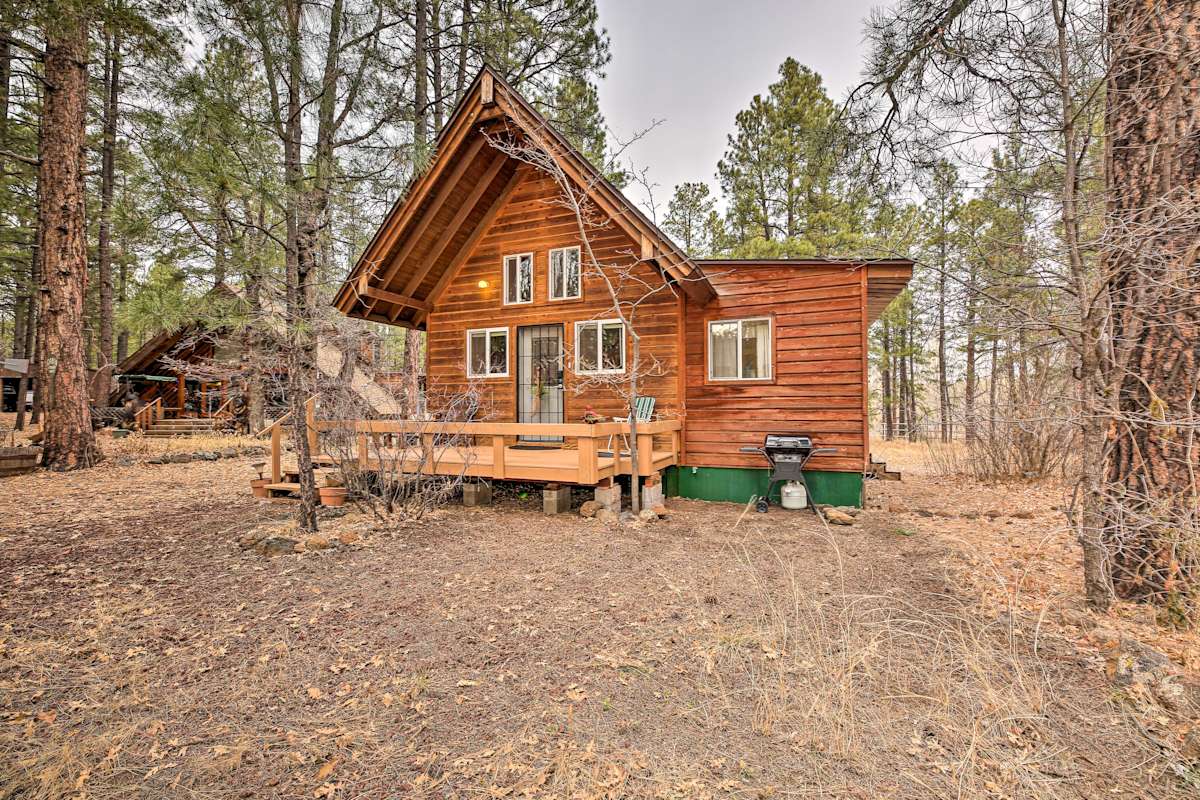 Cute Cabin w/ Gas Grill Hike & Golf! Evolve